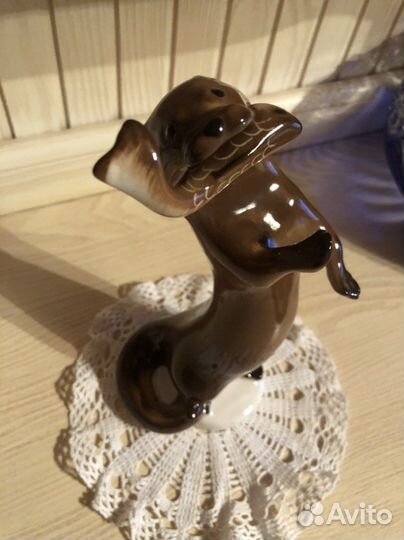 Фарфоровая статуэтка Лфз Выдра с рыбой