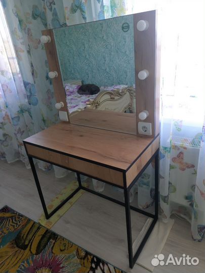 Туалетный столик с зеркалом и подсветкой б/у