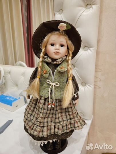 Кукла фарфоровая на подставке