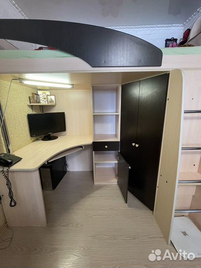 Детская кровать чердак со столом и шкафом