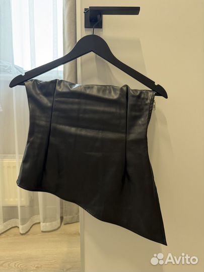 Кожаный топ на одно плечо