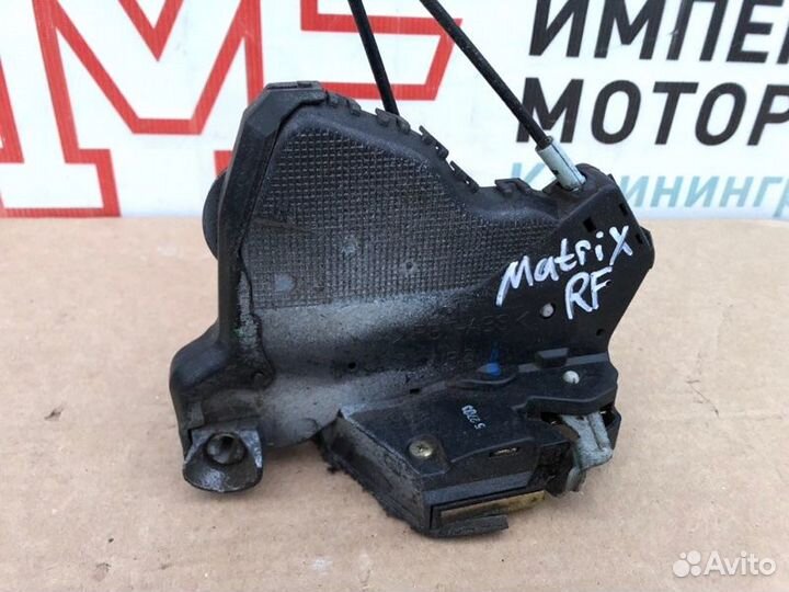 Замок двери передний правый Toyota Matrix E130 1ZZ