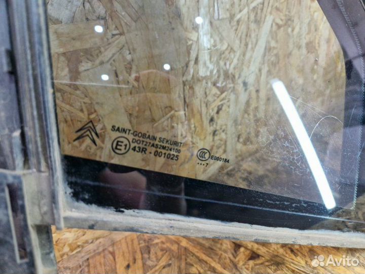 Форточка двери передняя правая Citroen C4 хетчбек