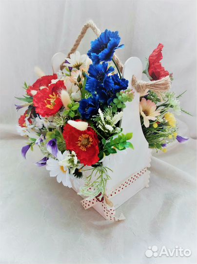 Корзинка с искусственными полевыми цветами