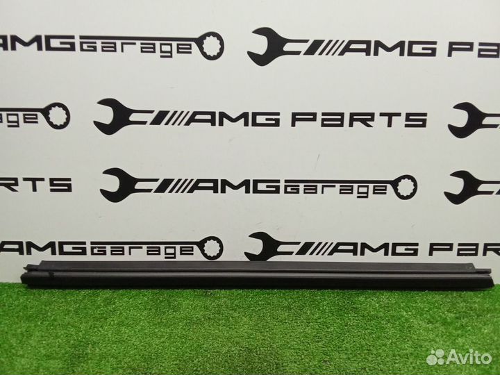 Уплотнитель стекла передний правый Mercedes-Benz