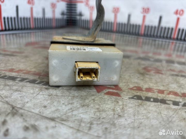 Блок управления центральным замком Toyota Avensis