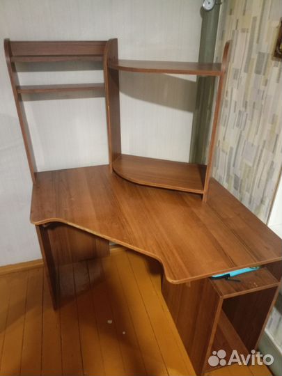 Компьютерный стол угловой с полками