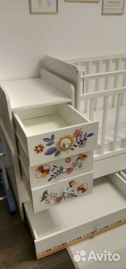 Детская кроватка с маятником