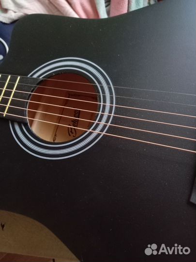 Классическая гитара без чехла