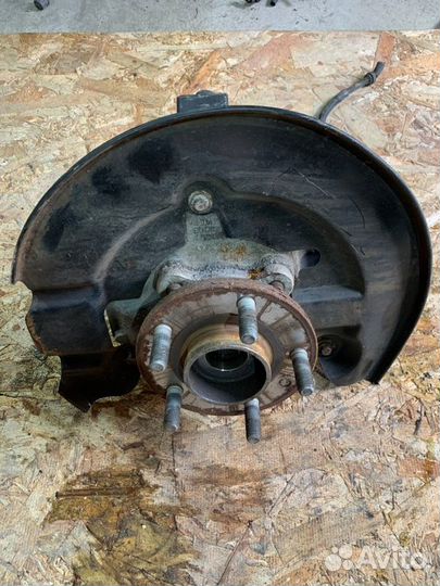 Кулак передний правый Volvo V 40 2012-2016