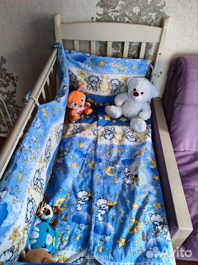 Детская кроватка с маятником и ящиком