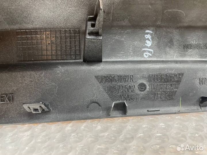 Накладка рейлинга наружняя правая Nissan Terrano