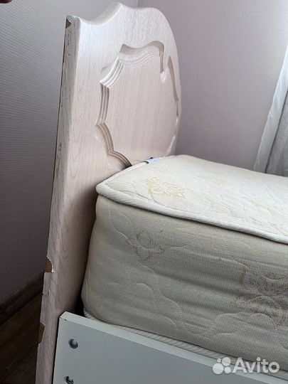 Кровать с матрасом 90*200