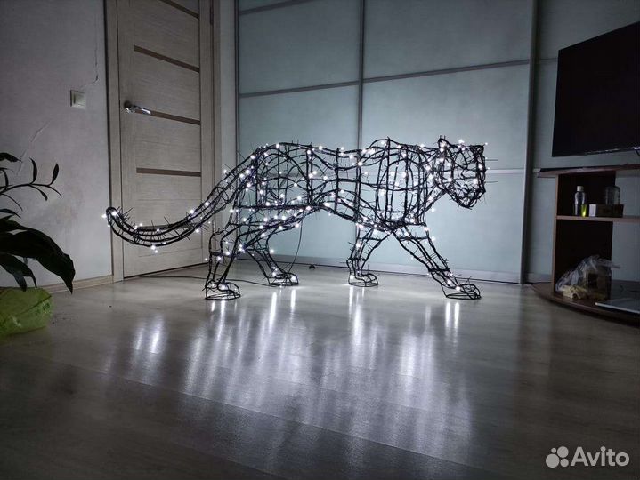 Фигура из проволоки-пантера с подсветкой уличная