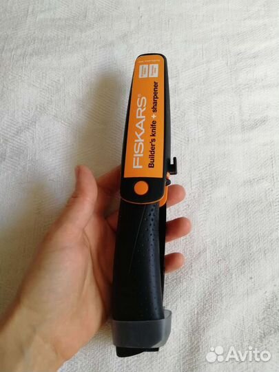 Нож Fiskars / Фискарс с чехлом-точилкой