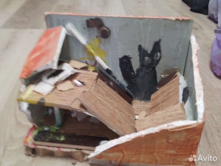 Заброшенное здание в миниатюре