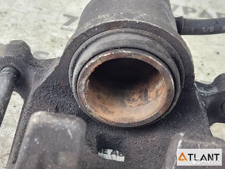 Суппорт передний правый mitsubishi colt