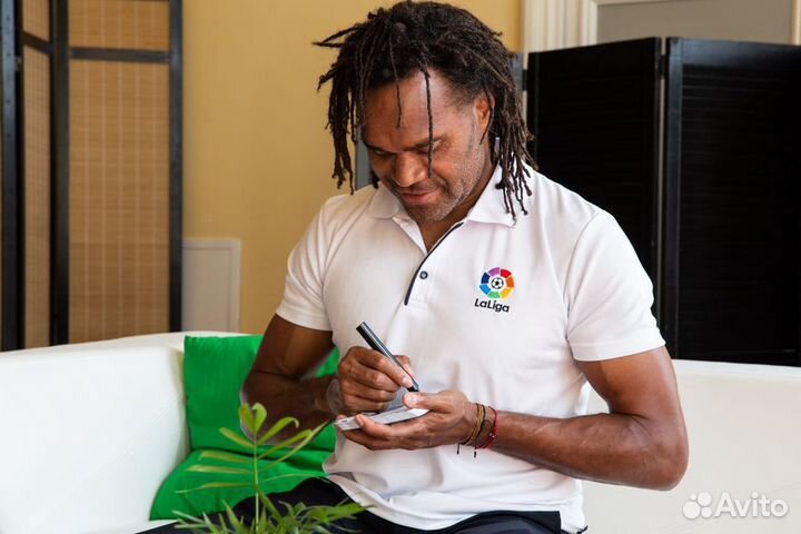 Мяч с автографом Кристиана Карамбё