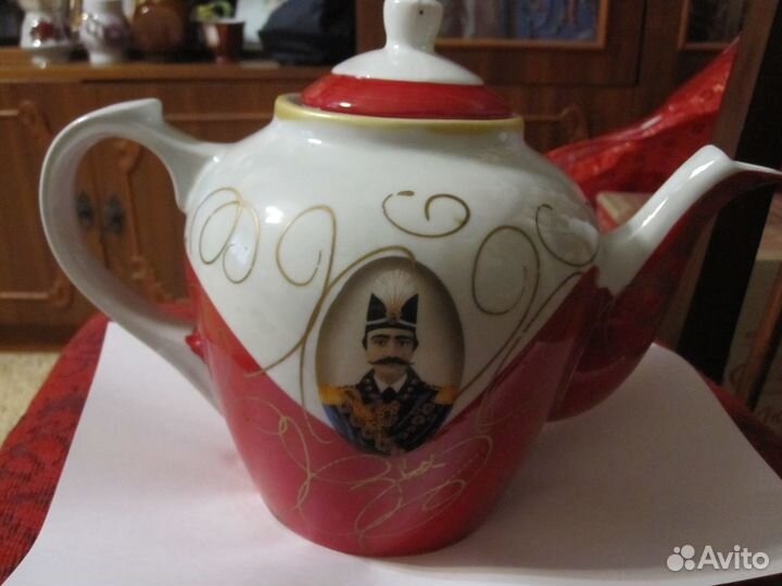 Чайники большие фарфоровые и чайницы