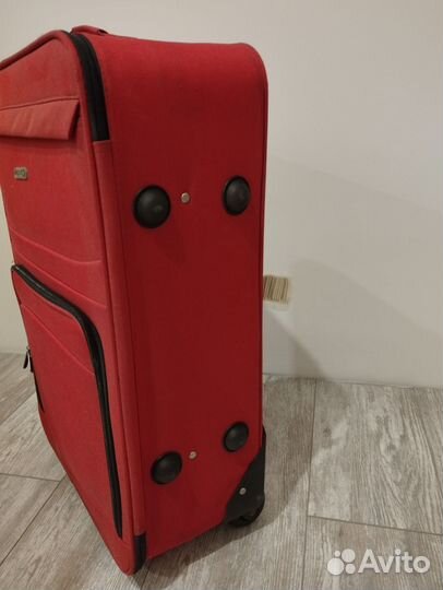 Чемодан с поломанной ручкой