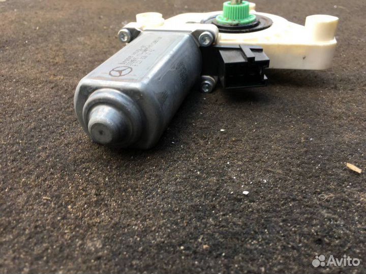 Моторчик стеклоподъемника передний Mercedes-Benz