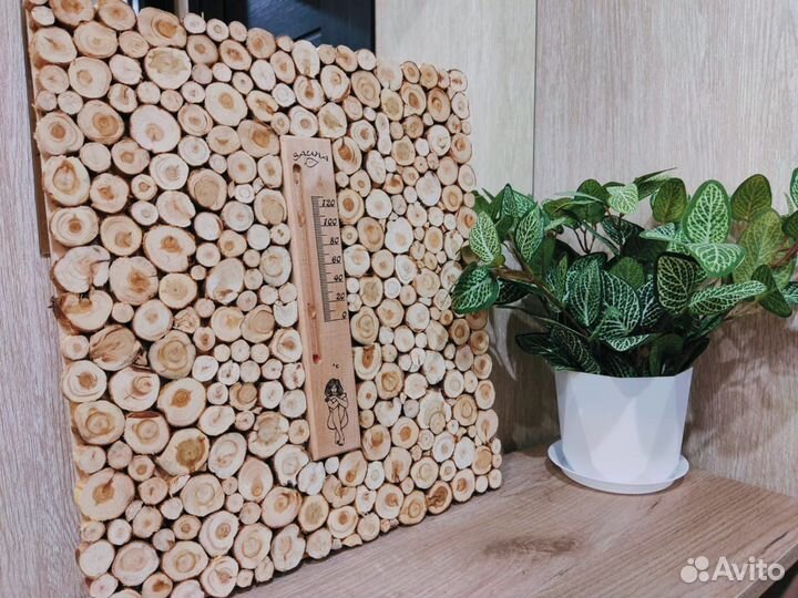 Панно из можжевельника с термометром