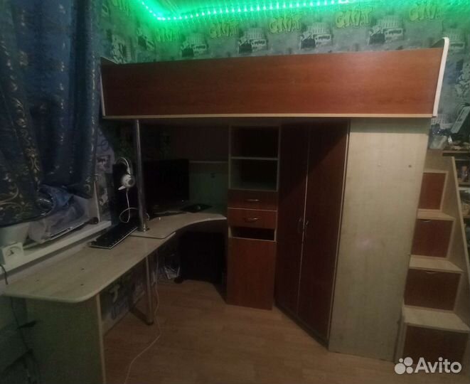 Детская кровать чердак со столом и шкафом