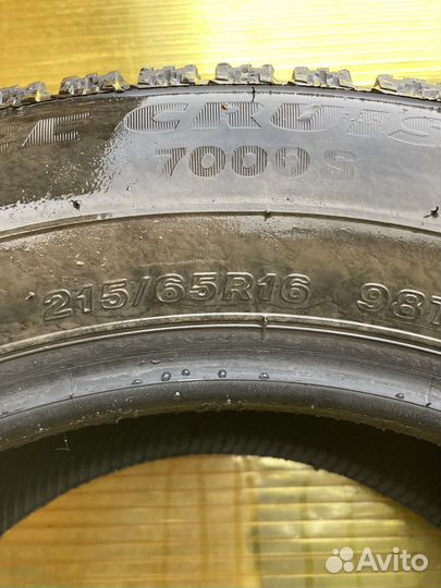 Bridgestone Ice Cruiser 7000 215/65 R16 98T