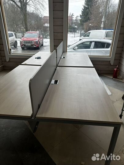 Офисный стол с перегородкой