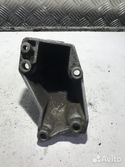 Кронштейн двигателя левый Volkswagen Passat B5
