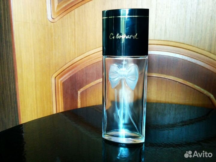 Коллекция флаконов от туалетной воды и духов