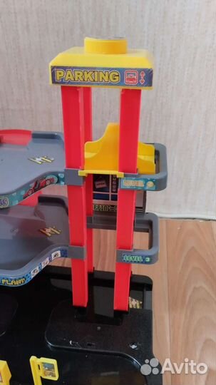 Трехуровневая парковка с лифтом и с 2 машинками