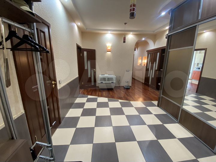 3-к. квартира, 111,7 м², 3/6 эт.