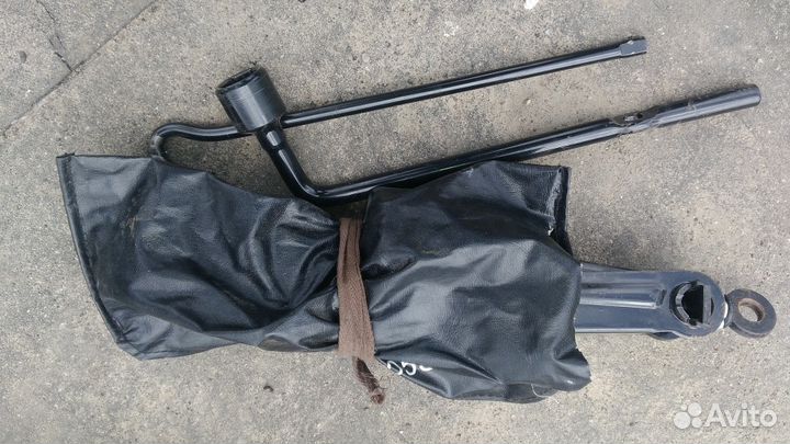 Домкрат автомобильный штатный 2т б/у универсальный