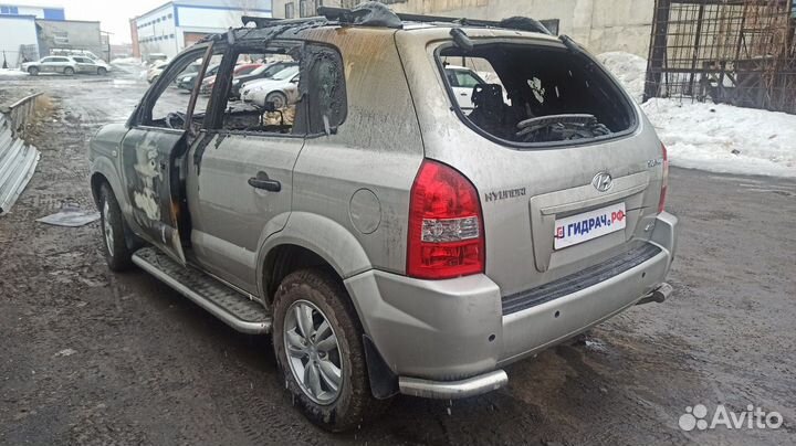 Крюк буксировочный левый Hyundai Tucson 64677-2E00