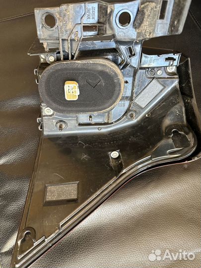 Задний левый фонарь на Lexus LX570