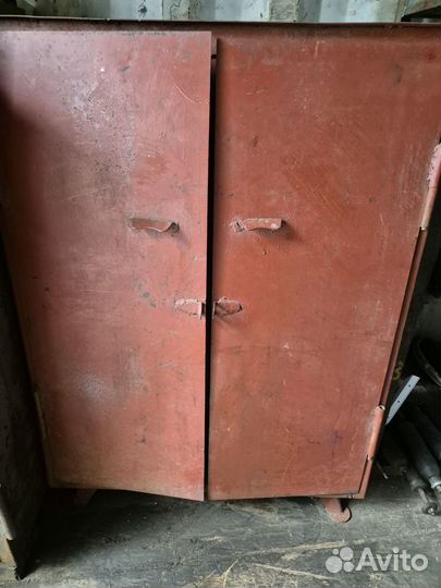 Железный шкаф для гаража