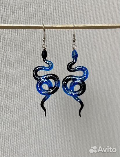 Серьги-змейки из эпоксидной смолы