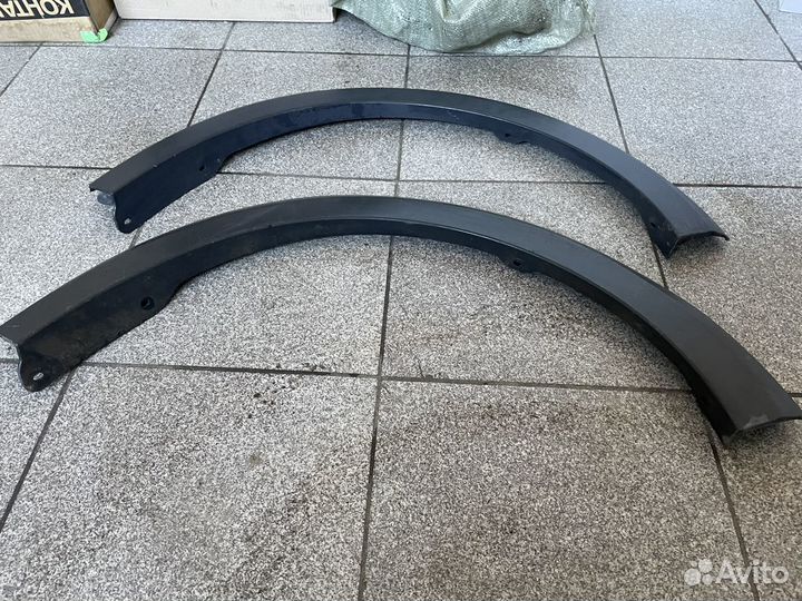 Накладка переднего правого крыла Renault Sandero S