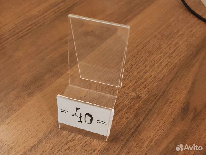 Витриная подставка для гаджетов с ценником