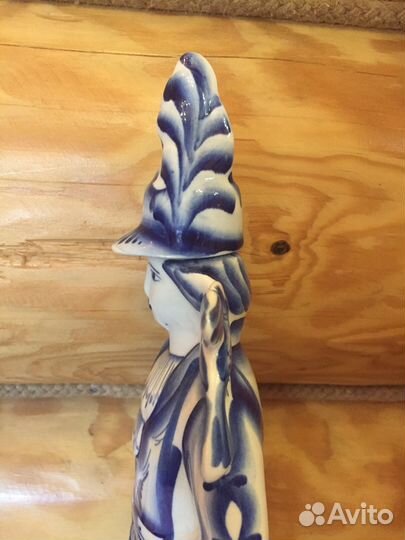 Фарфоровая статуэтка-штоф Охотник, Гжель