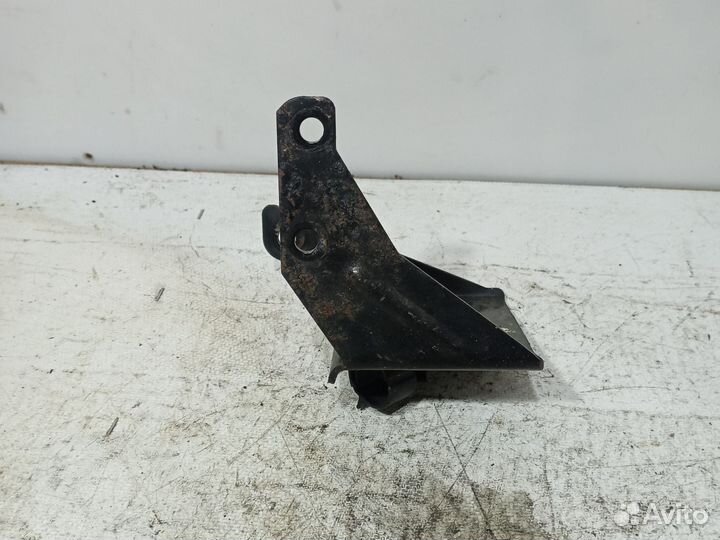 Кронштейн двигателя передний Volkswagen Golf 4