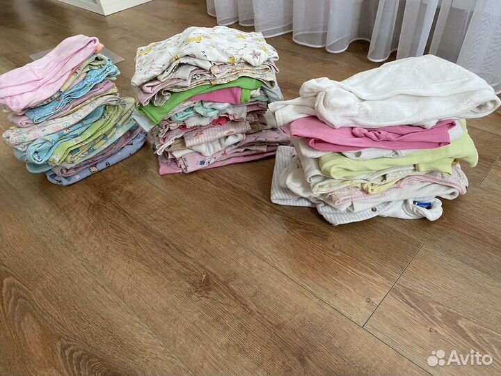 Две коробки детской одежды груднички