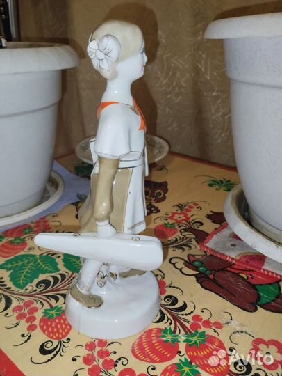 Фарфоровая Девочка со скрипкой и нотами