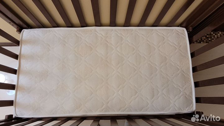 Детская кроватка с продольным маятником и матрасом