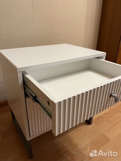 Тумбочка прикроватная белая