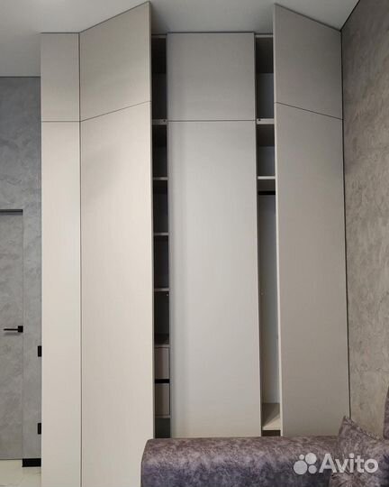 Шкаф распашной белый