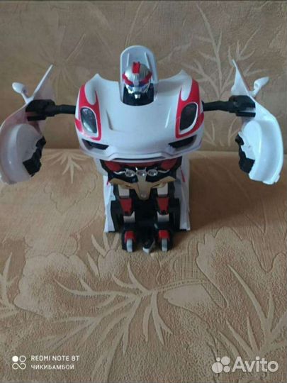 Машина робот-трансформер на пульте управления