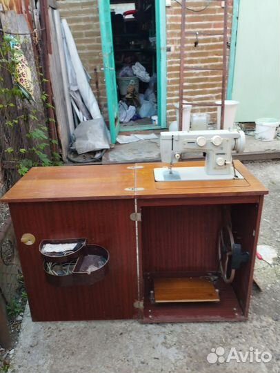 Швейная машина Чайка 142