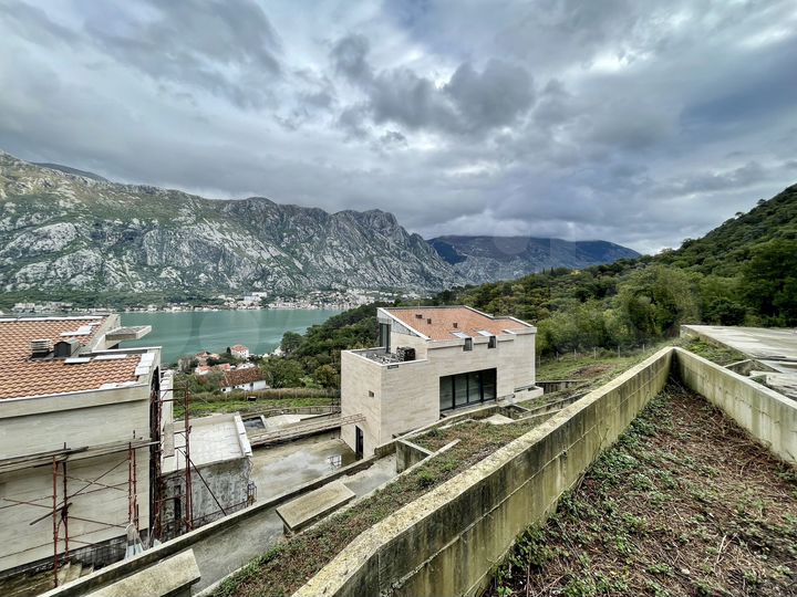 Дом 1225 м² на участке 8014 м² (Черногория)